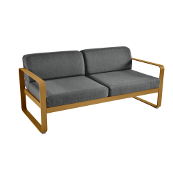 Sofa Bellevie von Fermob mit Stoff in Graphitgrau und Gestell in  Lebkuchen