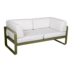 Wetterfestes Sofa Bellevie von Fermob mit Bezug in Weißgrau und Gestell in Pesto