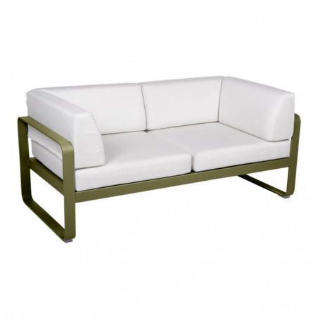 Wetterfestes Sofa Bellevie von Fermob mit Bezug in Weißgrau und Gestell in Pesto