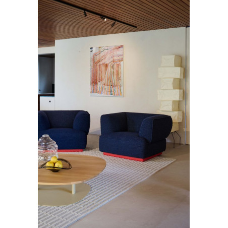 sofa Loya Leolux wohndesign berlin sessel dunkelblau stoff sockel rot