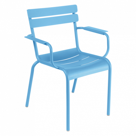 Stapelbarer Stuhl mit Armlehne Luxembourg aus Aluminium von Fermob in Maya Blau Seite