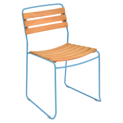 Teak Metallstuhl Surprising von Fermob mit Gestell aus Metall in Maya blau