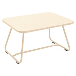 Leichter Tisch Sixties von Fermob in Latte-Beige