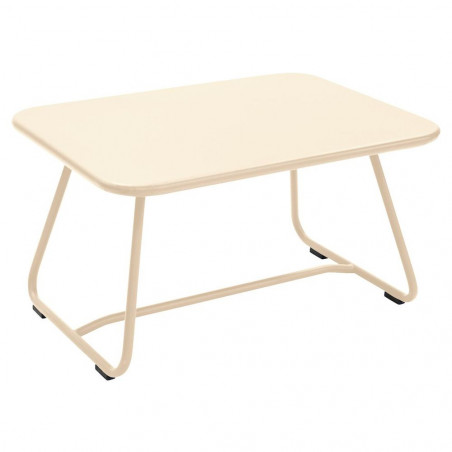Leichter Tisch Sixties von Fermob in Latte-Beige
