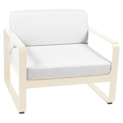 Wetterfester Sessel Bellevie von Fermob mit Polster in hellgrau und Gestell in Latte Beige