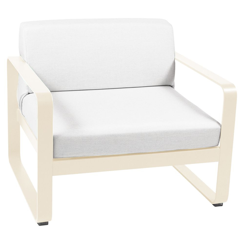 Wetterfester Sessel Bellevie von Fermob mit Polster in hellgrau und Gestell in Latte Beige