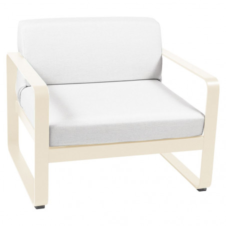 Wetterfester Sessel Bellevie von Fermob mit Polster in hellgrau und Gestell in Latte Beige