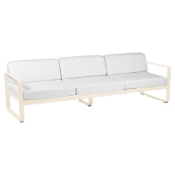 Wetterfestes Sofa Bellevie von Fermob mit Bezug in Grauweiß und Gestell in Latte-Beige