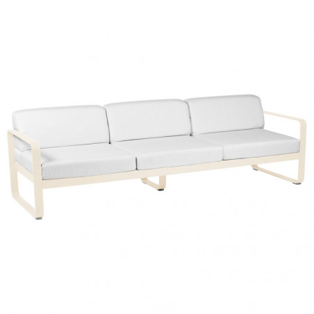 Wetterfestes Sofa Bellevie von Fermob mit Bezug in Grauweiß und Gestell in Latte-Beige
