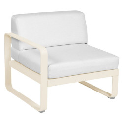 Sessel Bellevie von Fermob mit einer Armlehne und Stoff in Grauweiß mit Gestell in Latte Beige