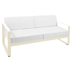 Wetterfestes Sofa Bellevie von Fermob mit Bezug in Weißgrau und Gestell in Latte Beige